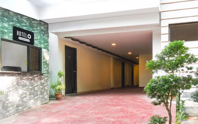 OYO 8812 White Palace Hotel & Resort New Alipore