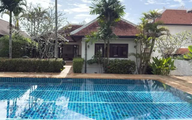 Tropical Poolside Villa SGB4