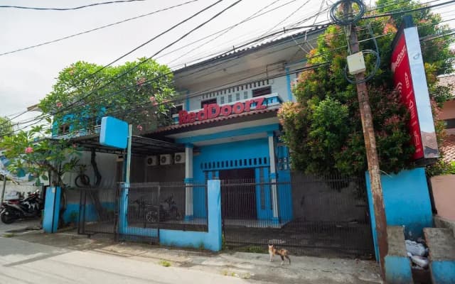 RedDoorz Syariah near Margonda Raya