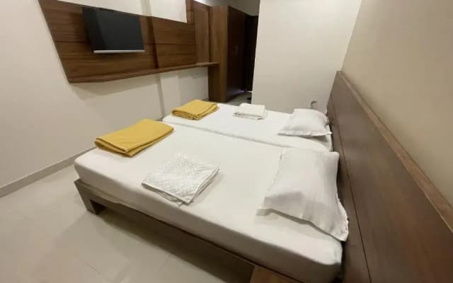 Stay Guru Hari Om Residency