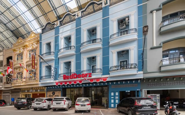 RedDoorz Plus near Ramayana Pematangsiantar