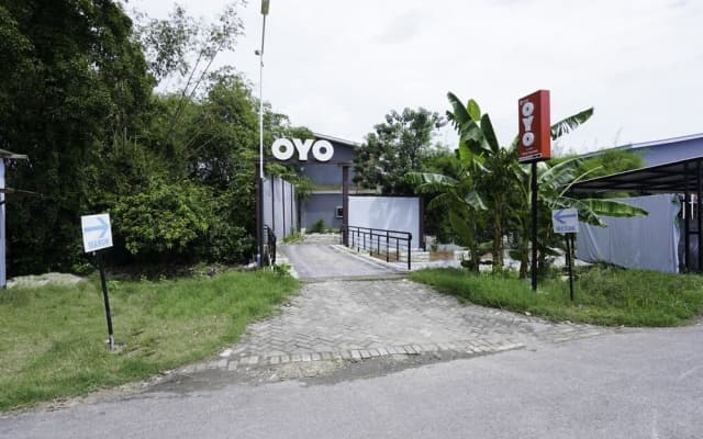 RedDoorz Plus Syariah at Lotus Hotel Bojonegoro