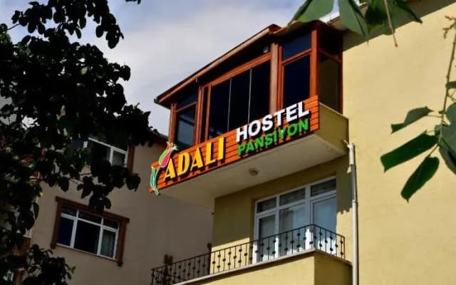 Adali Hostel Pansi̇yon
