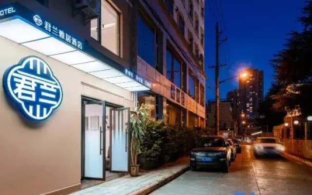 Junlan Elegant Residence Hotel (Erhai Park Branch near Dali High-speed Railway Station)
