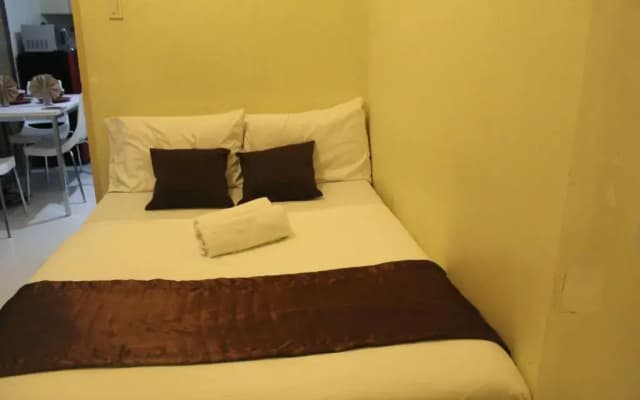 Chateau Elysee a2 near Airport Wifi Kitchen