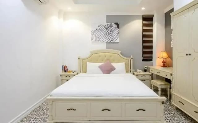 Luxe Paradise Suites Hotel Dich Vong Hau