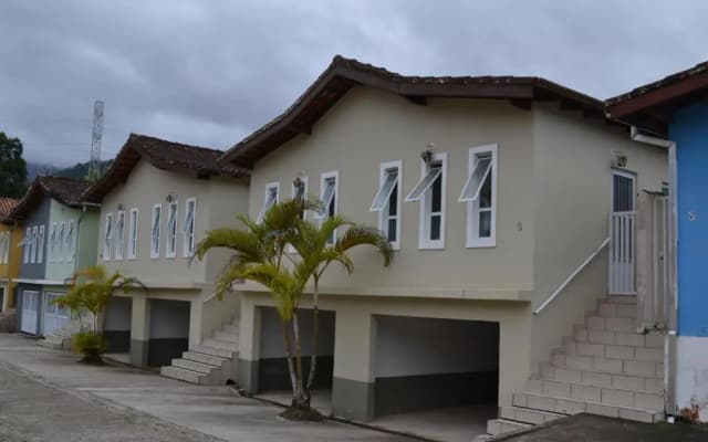 Condomínio Brisa da Praia - Casas com 2 dormitórios, churrasqueira privativa e 3 vagas de garagem