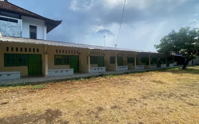 OYO Life 93256 Kos Meninting