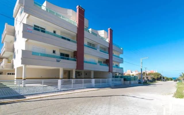 Com 02 dormitórios a poucos passos da praia