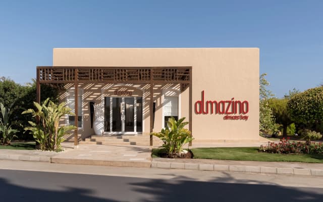 Almazino, Almaza Bay
