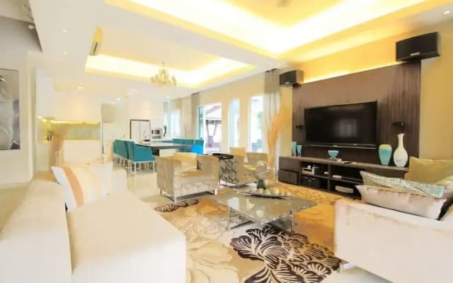Chic 4BR Oasis With Gazebo, Your Dream Getaway