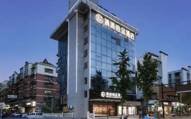 Qingmu Platinum Hotel (Changxing East fish square eight hundred companion store)