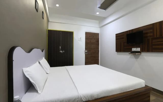 OYO 12817 White house beach resort