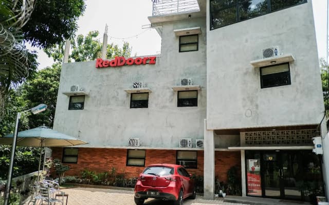 RedDoorz  near Trans Studio Mall Cibubur 3
