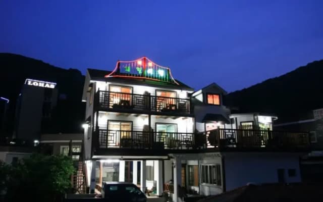 Geojedo Gyejeoryeohaeng Pension(거제도 계절여행펜션)