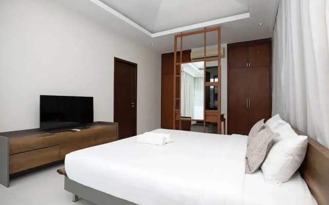 Miami-Style 2BR Pool Villa Janine Kamala