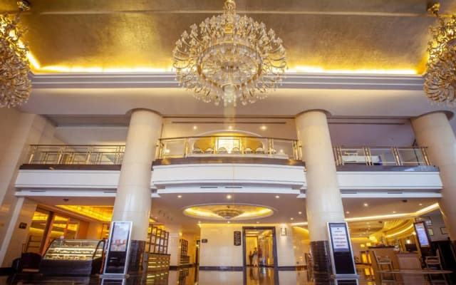 Wuhan Mayflowers Hotel (Wuchang Railway Station Zhongnan Road Metro Station Branch)
