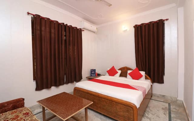 OYO 14185 Laxmi Yellow Guest House