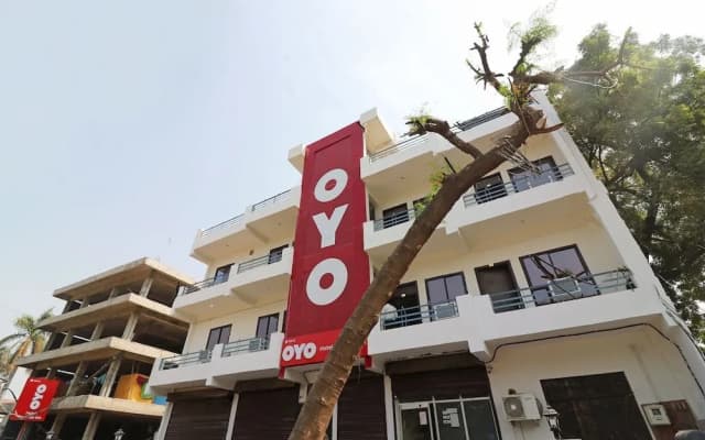 Oyo 18848 Paradise Inn