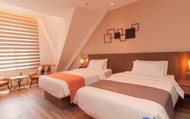 Homeinn Plus Hotel (Deyang Wuzhou Plaza Performing Arts Center)