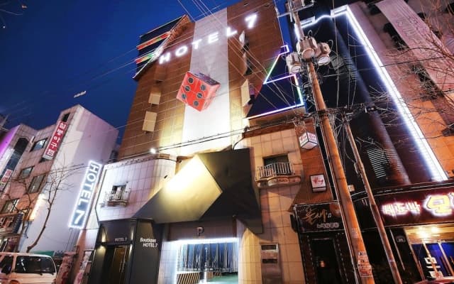 Hotel 7