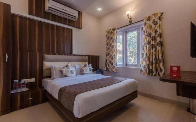 OYO 10217 Hotel Golden Palms