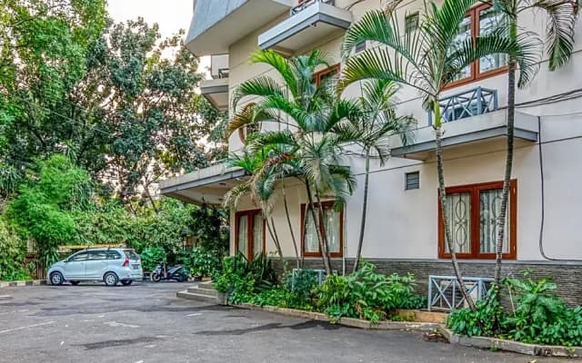 RedDoorz Plus near Dharmawangsa Square