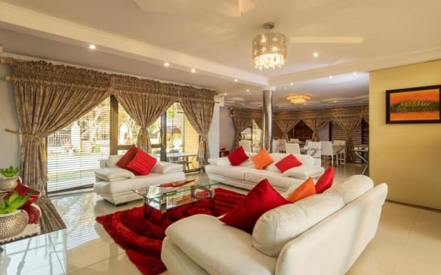 Room in Guest Room - Ezulwini Guest House - Queen Room With Balcony, Pool View & Jacuzzi in Balito