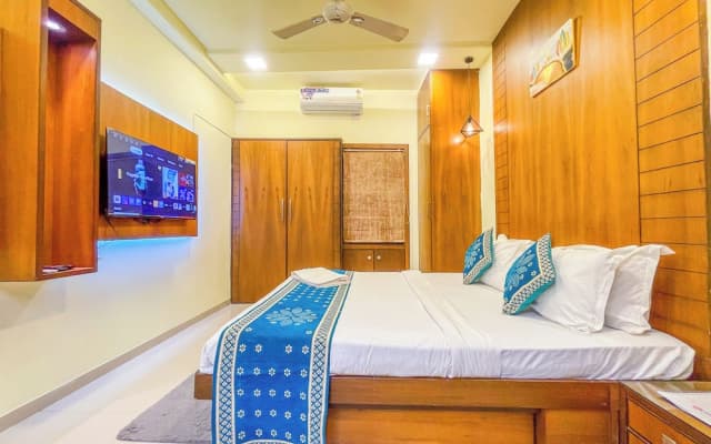 Hotel Thakur Galaxy, Sadar Market
