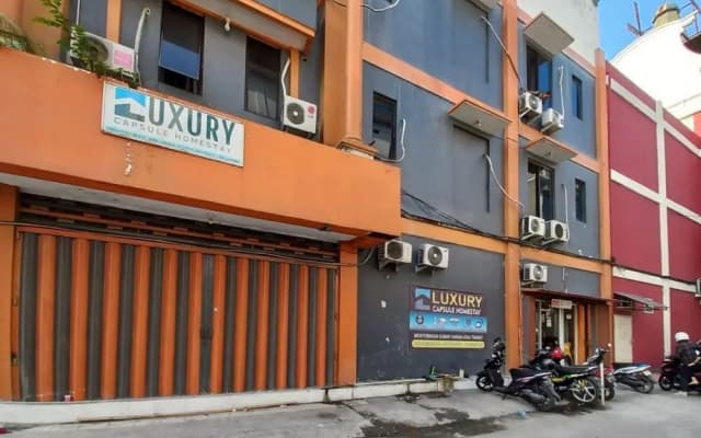 RedDoorz at Luxury Homestay Near Aloha Waru Surabaya