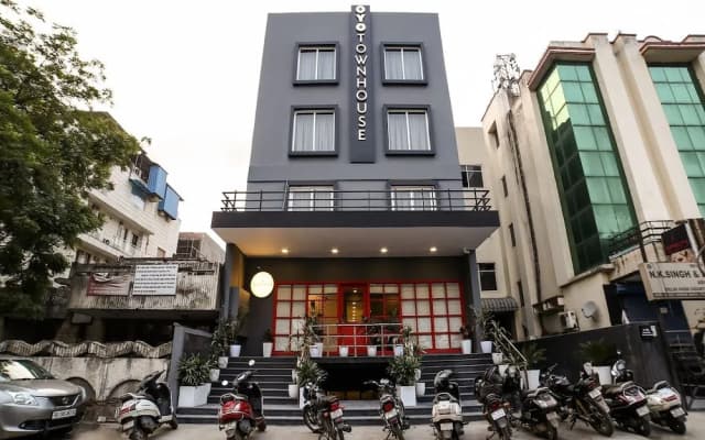 OYO Townhouse 080 Meera Bagh