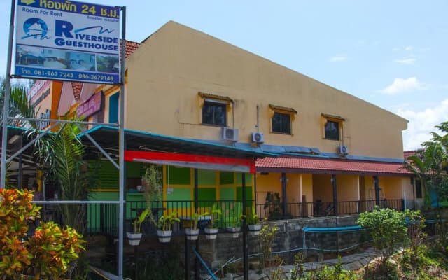 OYO 75304 Riverside Guesthouse