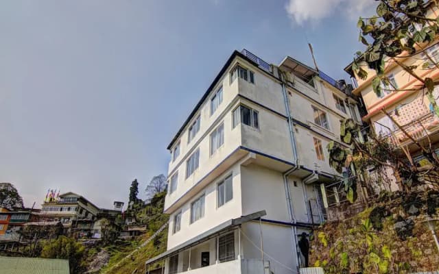 OYO 12862 Hotel Lamaz Residency