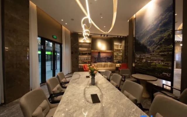 Atour Hotel Wuhan Guanggu Qingnianhui Jinrong Port
