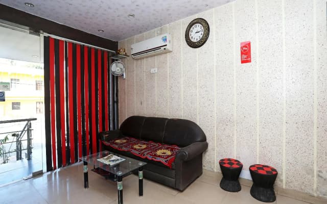 OYO 10413 Hotel Royal Plaza