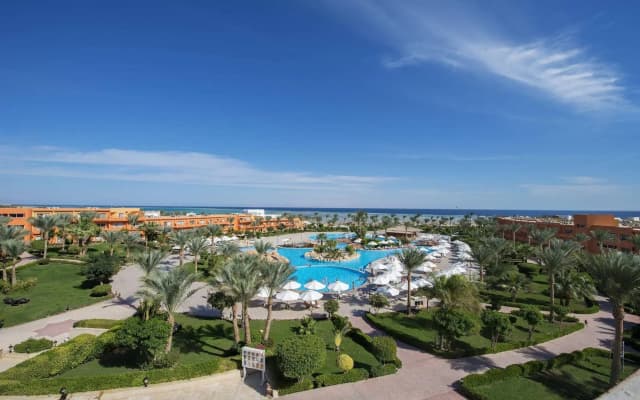 Курортный отель Amwaj Oyoun Resort & Casino