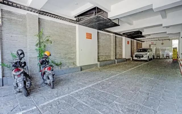 Graha 100 Guest House Syariah by OYO Rooms