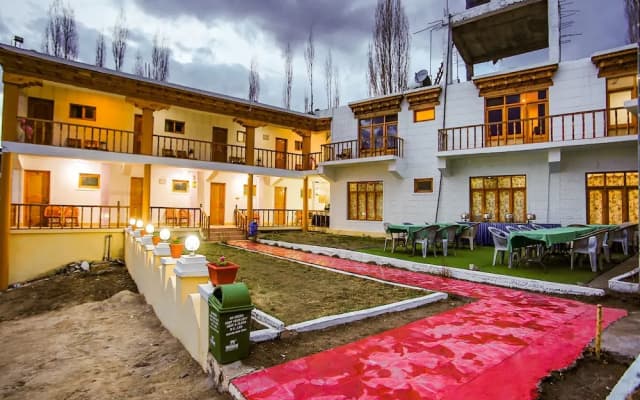 OYO 37004 City Heart Guest House