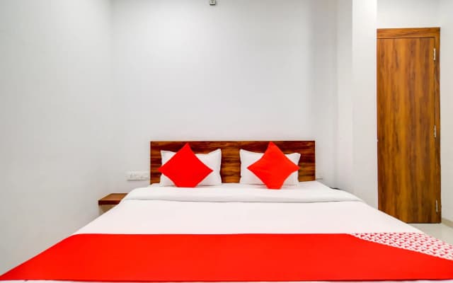 OYO 70780 Hotel Apple Grand