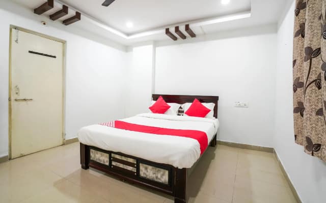 OYO 68404 Sa Thirumala Residency