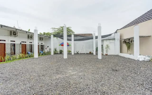 Oemah Ratu Hostel Syariah by OYO Rooms