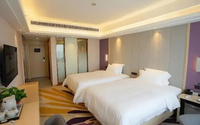 Lavande Hotels· Yueyang Linxiang Zhongfa