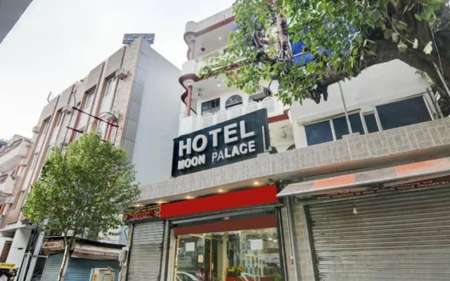 OYO Flagship Hotel Moon Palace Near Sahara Ganj Mall