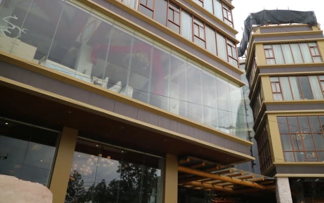 Paragon Hotel and Suites