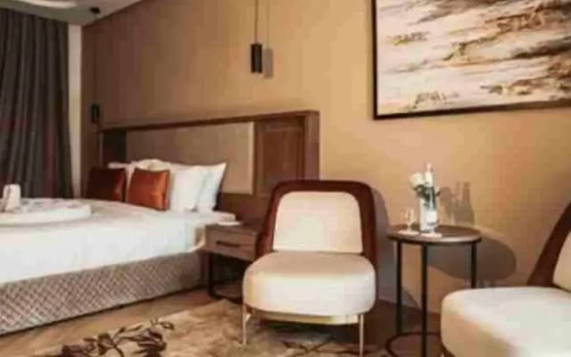 City Hotel by Waves