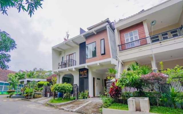 Oyo 90319 Angler Guest House Malang
