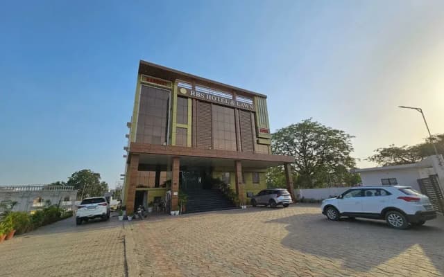 RBS Hotel And Lawn