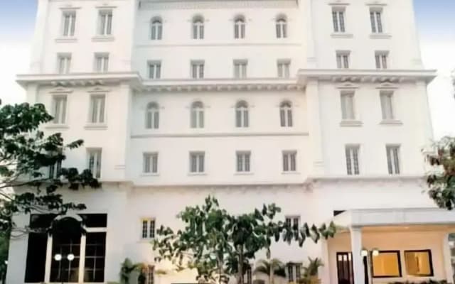 The Avenue Center Hotel
