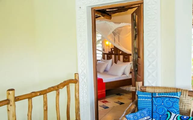 3 Bed Cottage Sleeps 6- Pool, Chef Option, Parking