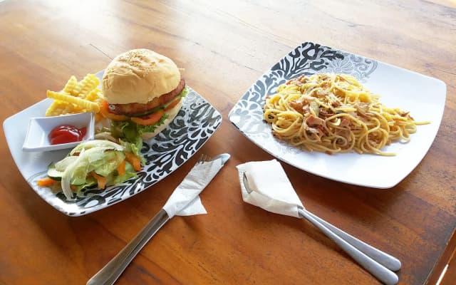 Yogi Beach Bungalow & Restaurant Lembongan